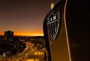 A Arena MRV, palco dos sonhos do Atlético-MG, segue se consolidando como uma das estruturas mais modernas e icônicas do futebol brasileiro. Após inaugurar oficialmente o estádio em 2023, o clube agora dá mais um passo em direção à excelência ao anunciar e iniciar as obras de melhoria na acústica da arena. Este investimento reflete não apenas o compromisso com a experiência dos torcedores, mas também o desejo de transformar o local em um dos ambientes mais vibrantes do futebol mundial. Por que Melhorar a Acústica? A atmosfera em estádios de futebol é um fator fundamental para a experiência dos torcedores, jogadores e organizadores de eventos. Sons amplificados e bem projetados ajudam a criar uma energia única, que pode influenciar diretamente o desempenho do time em campo e transformar o estádio em um verdadeiro "caldeirão". Embora a Arena MRV tenha sido projetada com foco na modernidade e tecnologia, o clube identificou, por meio de análises técnicas e feedback de torcedores, que o impacto acústico poderia ser aprimorado para alcançar a máxima performance. A intenção é aumentar a reverberação das vozes e cantos da torcida, garantindo que o famoso grito de “Aqui é Galo!” ressoe de forma ainda mais potente. Como Será Feita a Melhoria Acústica? De acordo com o clube, as intervenções incluirão: Instalação de Revestimentos Acústicos Materiais de última geração serão implementados nas paredes e teto do estádio para amplificar e direcionar o som de maneira mais eficiente. Barreiras Reflexivas Serão adicionados painéis estrategicamente posicionados para potencializar o eco natural dos cantos da torcida, criando uma atmosfera ainda mais intimidadora para os adversários. Ajustes no Sistema de Som Interno A sonorização utilizada para anúncios e músicas será recalibrada para se integrar perfeitamente ao ambiente acústico, evitando distorções e maximizando a clareza. Consultoria Especializada Empresas especializadas em engenharia acústica foram contratadas para assegurar que cada detalhe da obra esteja alinhado aos melhores padrões internacionais. Impacto para Torcedores e Jogadores A melhoria na acústica não beneficia apenas os torcedores, mas também os próprios jogadores. Estudos apontam que estádios com boa propagação sonora ajudam os atletas a se sentirem mais motivados e conectados com a torcida. Além disso, a pressão sonora sobre os adversários pode ser um diferencial, especialmente em jogos decisivos. Para a torcida do Atlético-MG, que é conhecida pela paixão e energia, a obra representa mais uma forma de fazer da Arena MRV um verdadeiro templo do futebol. A expectativa é de que, após as reformas, o estádio seja reconhecido não apenas pela sua beleza e estrutura, mas também pela atmosfera vibrante e inesquecível. Cronograma e Investimento O Atlético-MG informou que as obras já começaram e devem ser concluídas em um prazo de aproximadamente seis meses. Durante este período, a programação de jogos e eventos na Arena MRV não será afetada. O investimento estimado é de R$ 15 milhões, um valor que, segundo o clube, será integralmente coberto pelo orçamento de melhorias do estádio, sem impacto direto nas finanças operacionais do time. Referência Internacional Com as melhorias acústicas, a Arena MRV busca se posicionar entre os estádios mais impressionantes do mundo em termos de experiência sonora. A inspiração veio de locais renomados, como o Signal Iduna Park, do Borussia Dortmund, e o Estádio San Mamés, do Athletic Bilbao, que são conhecidos por sua acústica impecável. Arena MRV: Um Orgulho para o Atlético-MG Desde sua inauguração, a Arena MRV tem sido motivo de orgulho para o Atlético-MG e seus torcedores. Com capacidade para mais de 46 mil pessoas, o estádio é equipado com tecnologia de ponta, camarotes luxuosos, e uma infraestrutura voltada para sustentabilidade, incluindo o uso de energia solar e sistemas de reaproveitamento de água. A melhoria na acústica é mais um exemplo do cuidado do clube em atender às expectativas dos torcedores e oferecer uma experiência completa. Essa atenção aos detalhes reforça o papel da Arena MRV não apenas como um estádio, mas como um verdadeiro símbolo da grandeza do Atlético-MG. Conclusão O início das obras de melhoria acústica da Arena MRV marca mais um passo importante na história do Atlético-MG. A busca pela perfeição mostra que o clube não se contenta apenas com conquistas dentro de campo, mas também se preocupa em proporcionar uma experiência única e inesquecível aos seus torcedores. Para o Galo, a Arena MRV é mais do que um estádio – é um reflexo da paixão e da força da torcida alvinegra. Quando as reformas forem concluídas, o grito de "Galo Forte Vingador" ecoará ainda mais alto, consolidando a casa atleticana como uma das mais temidas e respeitadas do futebol brasileiro e mundial.