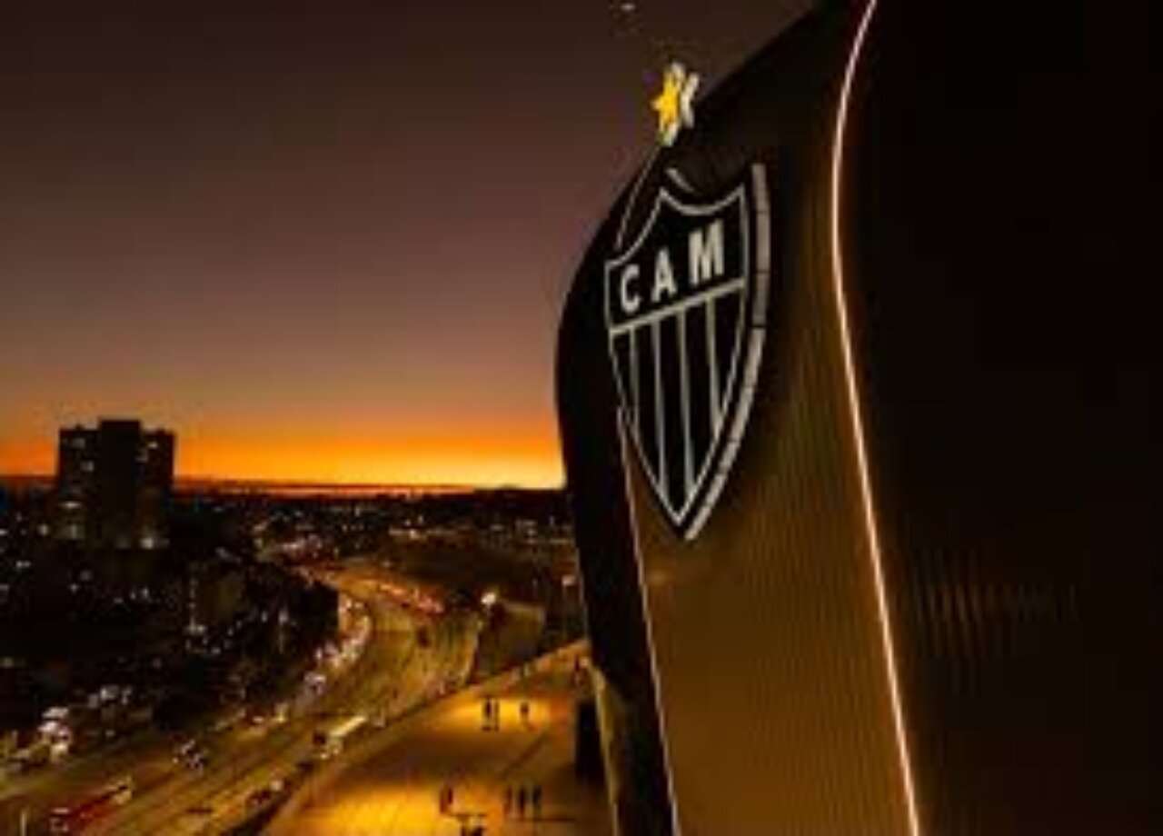 A Arena MRV, palco dos sonhos do Atlético-MG, segue se consolidando como uma das estruturas mais modernas e icônicas do futebol brasileiro. Após inaugurar oficialmente o estádio em 2023, o clube agora dá mais um passo em direção à excelência ao anunciar e iniciar as obras de melhoria na acústica da arena. Este investimento reflete não apenas o compromisso com a experiência dos torcedores, mas também o desejo de transformar o local em um dos ambientes mais vibrantes do futebol mundial. Por que Melhorar a Acústica? A atmosfera em estádios de futebol é um fator fundamental para a experiência dos torcedores, jogadores e organizadores de eventos. Sons amplificados e bem projetados ajudam a criar uma energia única, que pode influenciar diretamente o desempenho do time em campo e transformar o estádio em um verdadeiro "caldeirão". Embora a Arena MRV tenha sido projetada com foco na modernidade e tecnologia, o clube identificou, por meio de análises técnicas e feedback de torcedores, que o impacto acústico poderia ser aprimorado para alcançar a máxima performance. A intenção é aumentar a reverberação das vozes e cantos da torcida, garantindo que o famoso grito de “Aqui é Galo!” ressoe de forma ainda mais potente. Como Será Feita a Melhoria Acústica? De acordo com o clube, as intervenções incluirão: Instalação de Revestimentos Acústicos Materiais de última geração serão implementados nas paredes e teto do estádio para amplificar e direcionar o som de maneira mais eficiente. Barreiras Reflexivas Serão adicionados painéis estrategicamente posicionados para potencializar o eco natural dos cantos da torcida, criando uma atmosfera ainda mais intimidadora para os adversários. Ajustes no Sistema de Som Interno A sonorização utilizada para anúncios e músicas será recalibrada para se integrar perfeitamente ao ambiente acústico, evitando distorções e maximizando a clareza. Consultoria Especializada Empresas especializadas em engenharia acústica foram contratadas para assegurar que cada detalhe da obra esteja alinhado aos melhores padrões internacionais. Impacto para Torcedores e Jogadores A melhoria na acústica não beneficia apenas os torcedores, mas também os próprios jogadores. Estudos apontam que estádios com boa propagação sonora ajudam os atletas a se sentirem mais motivados e conectados com a torcida. Além disso, a pressão sonora sobre os adversários pode ser um diferencial, especialmente em jogos decisivos. Para a torcida do Atlético-MG, que é conhecida pela paixão e energia, a obra representa mais uma forma de fazer da Arena MRV um verdadeiro templo do futebol. A expectativa é de que, após as reformas, o estádio seja reconhecido não apenas pela sua beleza e estrutura, mas também pela atmosfera vibrante e inesquecível. Cronograma e Investimento O Atlético-MG informou que as obras já começaram e devem ser concluídas em um prazo de aproximadamente seis meses. Durante este período, a programação de jogos e eventos na Arena MRV não será afetada. O investimento estimado é de R$ 15 milhões, um valor que, segundo o clube, será integralmente coberto pelo orçamento de melhorias do estádio, sem impacto direto nas finanças operacionais do time. Referência Internacional Com as melhorias acústicas, a Arena MRV busca se posicionar entre os estádios mais impressionantes do mundo em termos de experiência sonora. A inspiração veio de locais renomados, como o Signal Iduna Park, do Borussia Dortmund, e o Estádio San Mamés, do Athletic Bilbao, que são conhecidos por sua acústica impecável. Arena MRV: Um Orgulho para o Atlético-MG Desde sua inauguração, a Arena MRV tem sido motivo de orgulho para o Atlético-MG e seus torcedores. Com capacidade para mais de 46 mil pessoas, o estádio é equipado com tecnologia de ponta, camarotes luxuosos, e uma infraestrutura voltada para sustentabilidade, incluindo o uso de energia solar e sistemas de reaproveitamento de água. A melhoria na acústica é mais um exemplo do cuidado do clube em atender às expectativas dos torcedores e oferecer uma experiência completa. Essa atenção aos detalhes reforça o papel da Arena MRV não apenas como um estádio, mas como um verdadeiro símbolo da grandeza do Atlético-MG. Conclusão O início das obras de melhoria acústica da Arena MRV marca mais um passo importante na história do Atlético-MG. A busca pela perfeição mostra que o clube não se contenta apenas com conquistas dentro de campo, mas também se preocupa em proporcionar uma experiência única e inesquecível aos seus torcedores. Para o Galo, a Arena MRV é mais do que um estádio – é um reflexo da paixão e da força da torcida alvinegra. Quando as reformas forem concluídas, o grito de "Galo Forte Vingador" ecoará ainda mais alto, consolidando a casa atleticana como uma das mais temidas e respeitadas do futebol brasileiro e mundial.