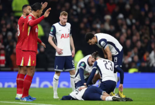 Jogador do Tottenham é levado a hospital após queda feia no jogo contra o Liverpool