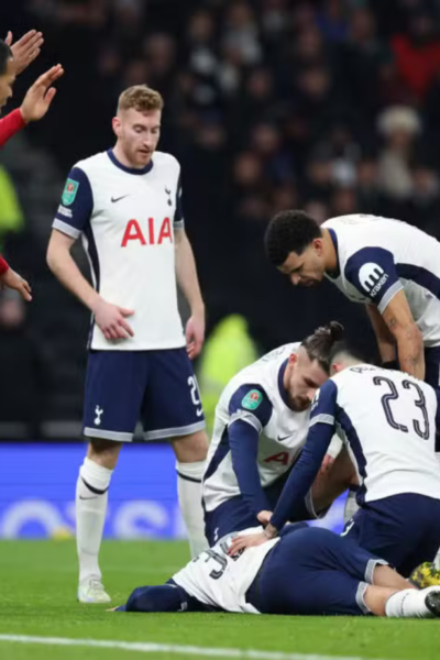 Jogador do Tottenham é levado a hospital após queda feia no jogo contra o Liverpool