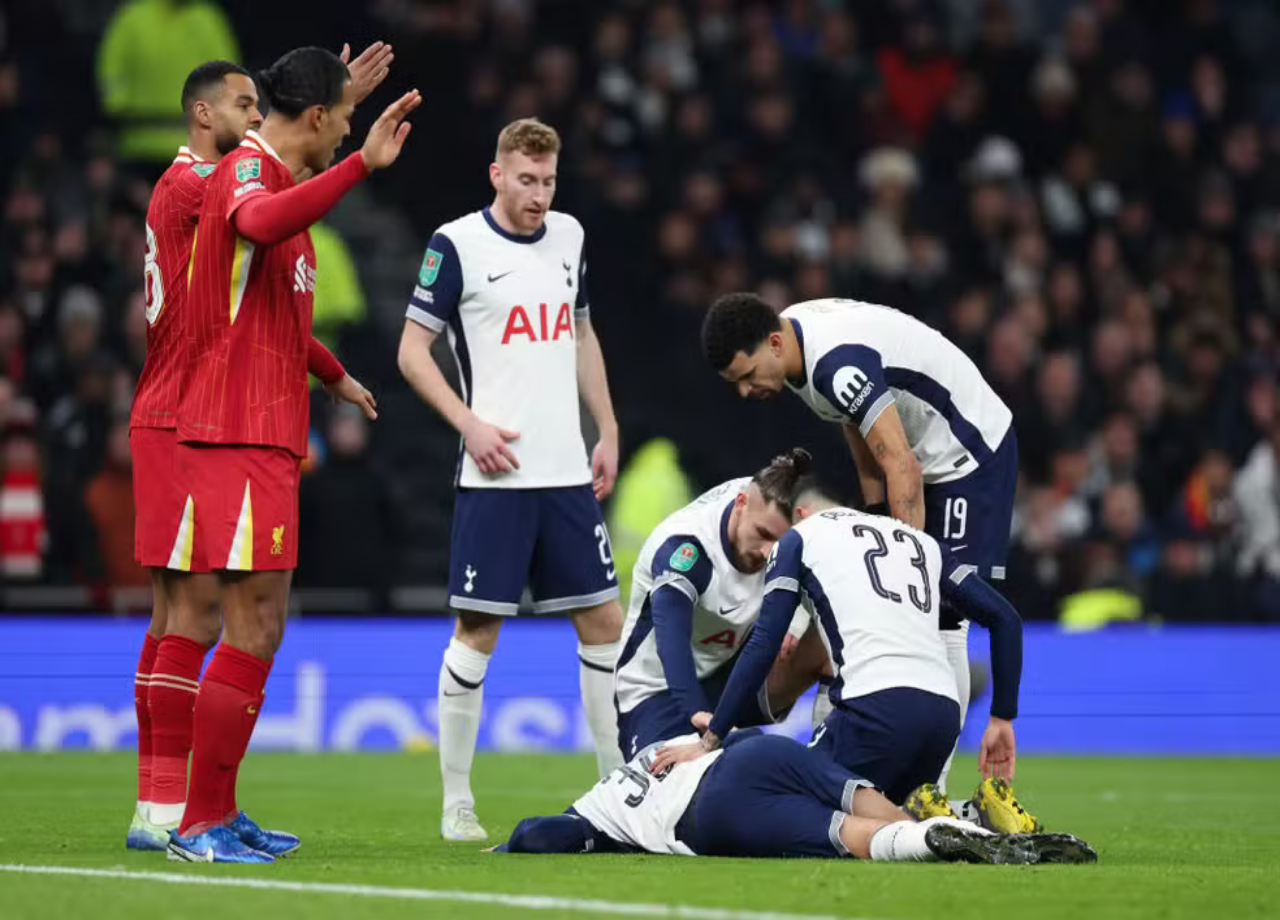 Jogador do Tottenham é levado a hospital após queda feia no jogo contra o Liverpool